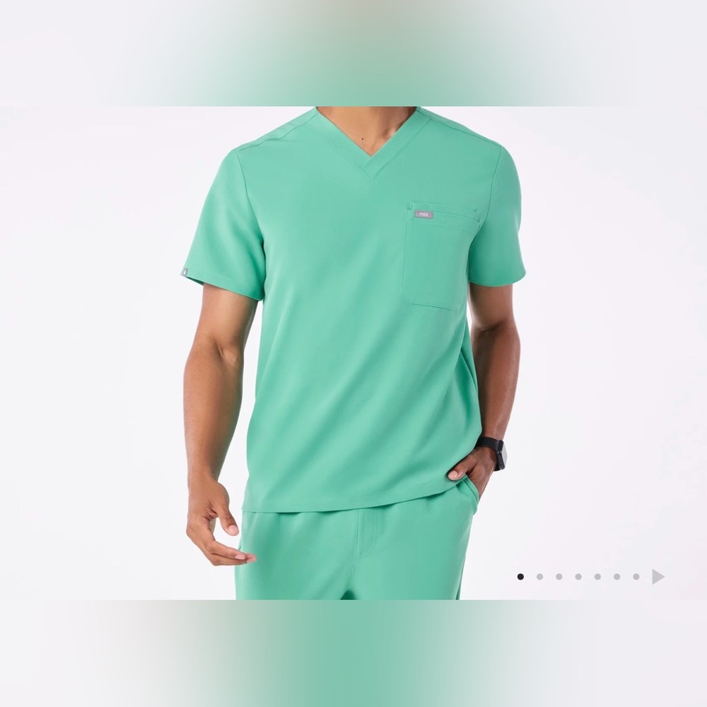 FIGS Leon 3-Pocket Scrub Top Surgical Green NWT Size L